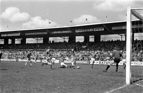 Ajax tegen MVV 2-1 keeper Korver verlaat geblesseerd het veld, Bestanddeelnr 922-3468