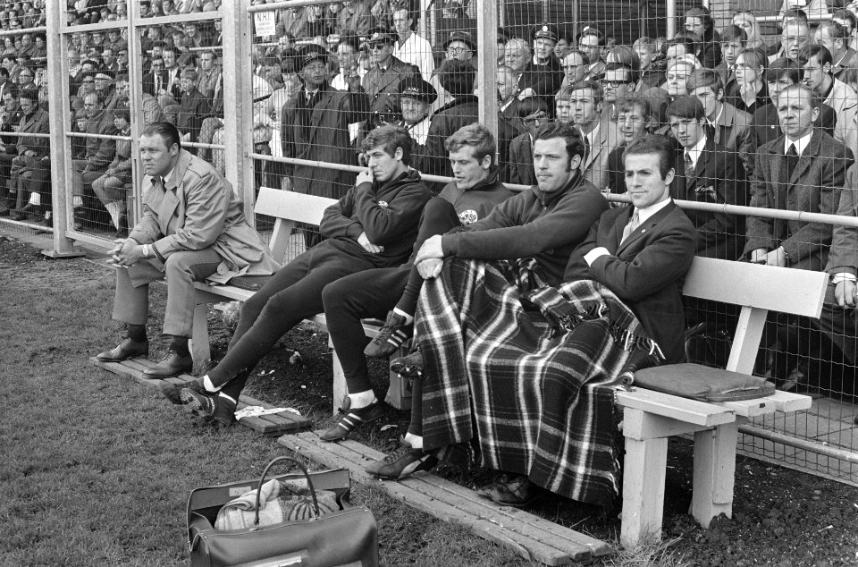 Ajax tegen MVV 2-1. V.l.n.r. op bank Rinus Michels, Theo van Duivenbode, Piet Ke, Bestanddeelnr 922-3456