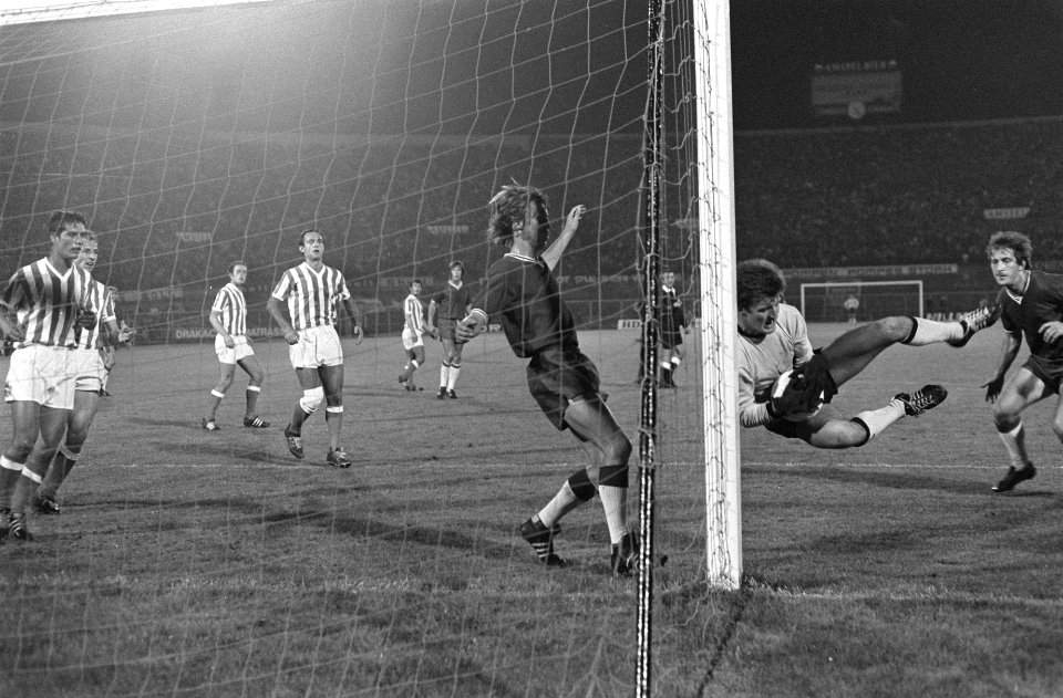 Ajax tegen Menduri Tirana 2-0, Europa Cup I keeper Dinella vangt bal, Bestanddeelnr 923-8892