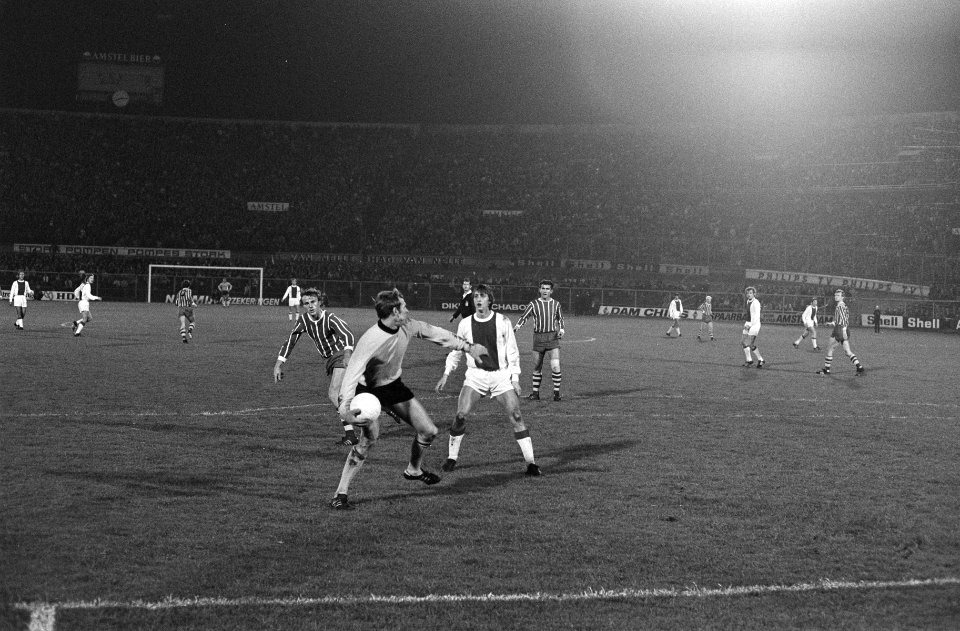 Ajax tegen PSV (1-0) Van Beveren wil uitgooien en wordt belaagd doort Cruijff, Bestanddeelnr 923-9704