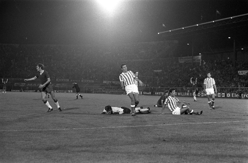 Ajax tegen Menduri Tirana 2-0, Europa Cup I Ajax spelers juichen na 1-0, Bestanddeelnr 923-8894