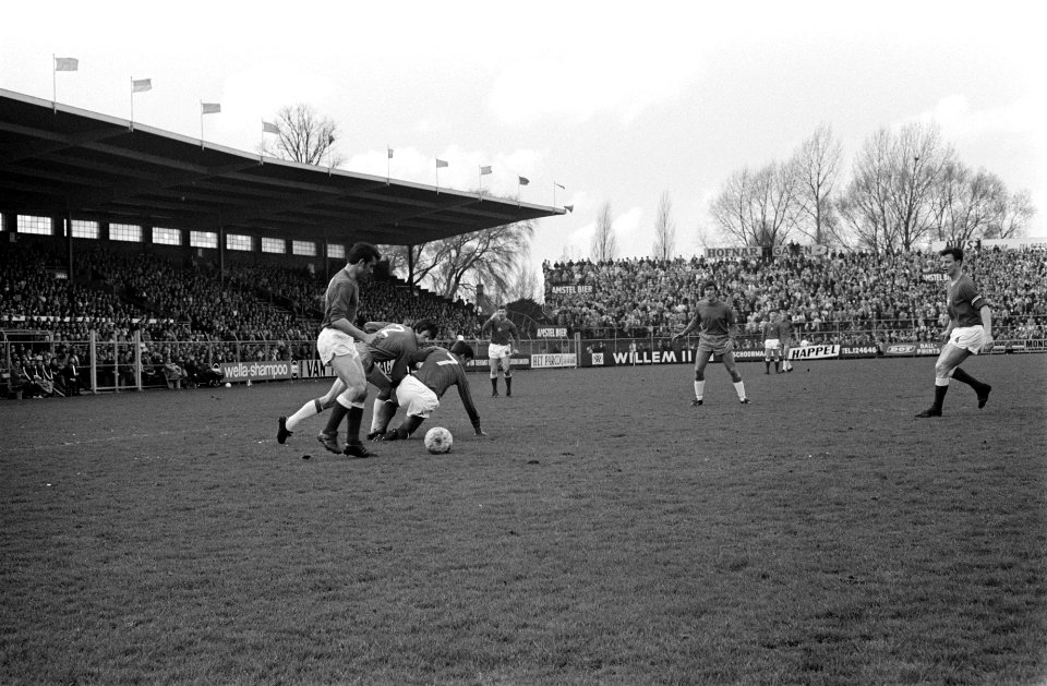 Ajax tegen MVV 2-1 keeper Korver verlaat geblesseerd het veld, Bestanddeelnr 922-3467