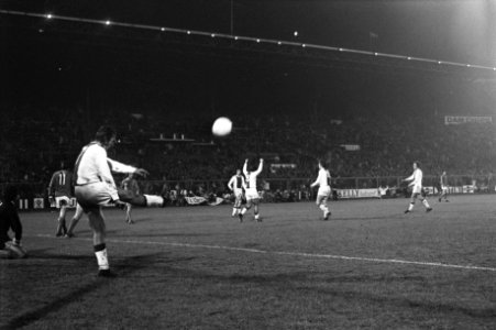 Ajax tegen Olympique Marseille 4-1, Europa Cup I . Swart heeft 2-1 gescoord, Ne, Bestanddeelnr 925-1034