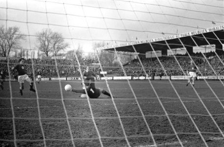 Ajax tegen MVV 4-0, Bennie Muller scoort, keeper Korver geslagen, Bestanddeelnr 921-0782