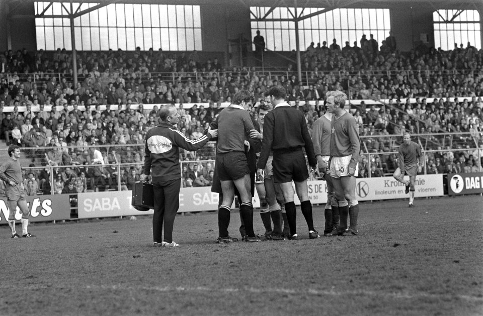 Ajax tegen MVV 2-1 keeper Korver verlaat geblesseerd het veld, Bestanddeelnr 922-3463