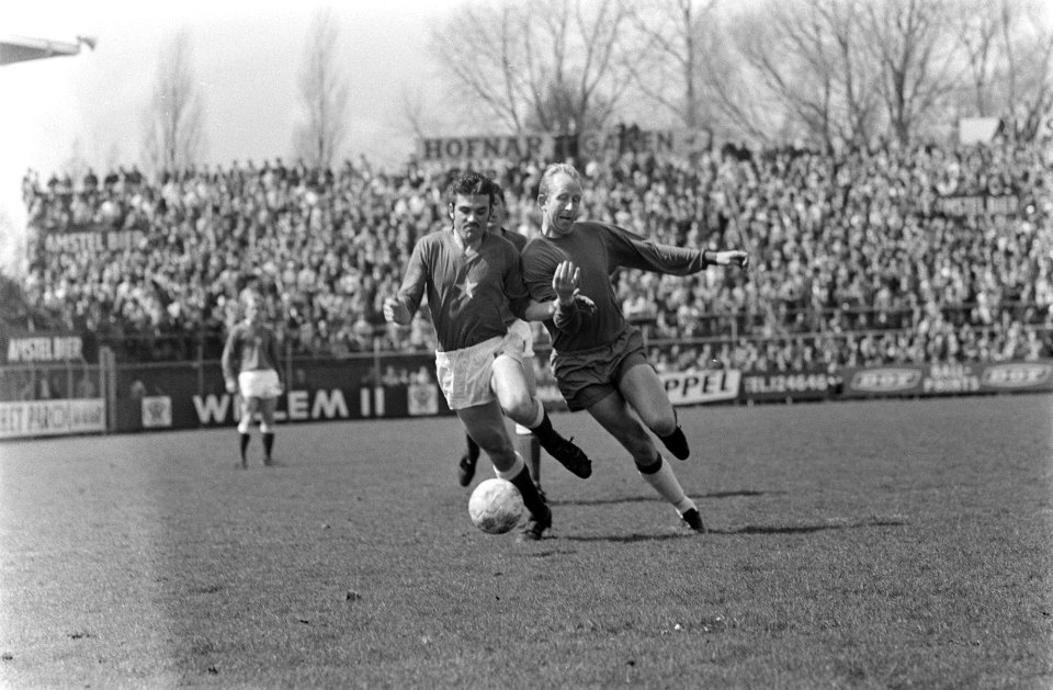 Ajax tegen MVV 2-1 keeper Korver verlaat geblesseerd het veld, Bestanddeelnr 922-3471
