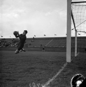 Ajax tegen Neptunus 0-1. Ajax keeper Landman redt, Bestanddeelnr 902-4782