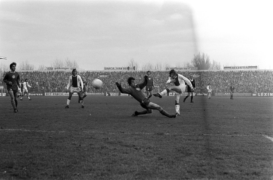 Ajax tegen MVV 4-0, gehinderd door Pleumeekers scoort Arnold Mühren (rechts) 4-0, Bestanddeelnr 926-1083