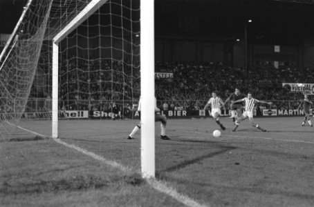 Ajax tegen Menduri Tirana 2-0, Europa Cup I Sjaak Swart scoort 2-0, Bestanddeelnr 923-8893