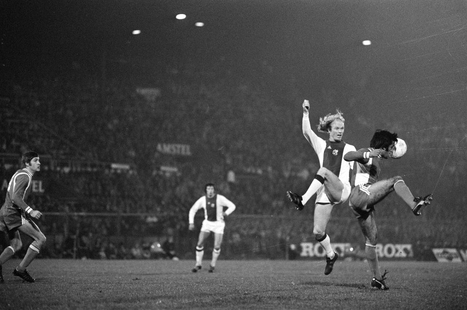 Ajax tegen Levski Spartak (Europacup-III) 2-1 Geels in duel met Gaidarski, Bestanddeelnr 928-2915