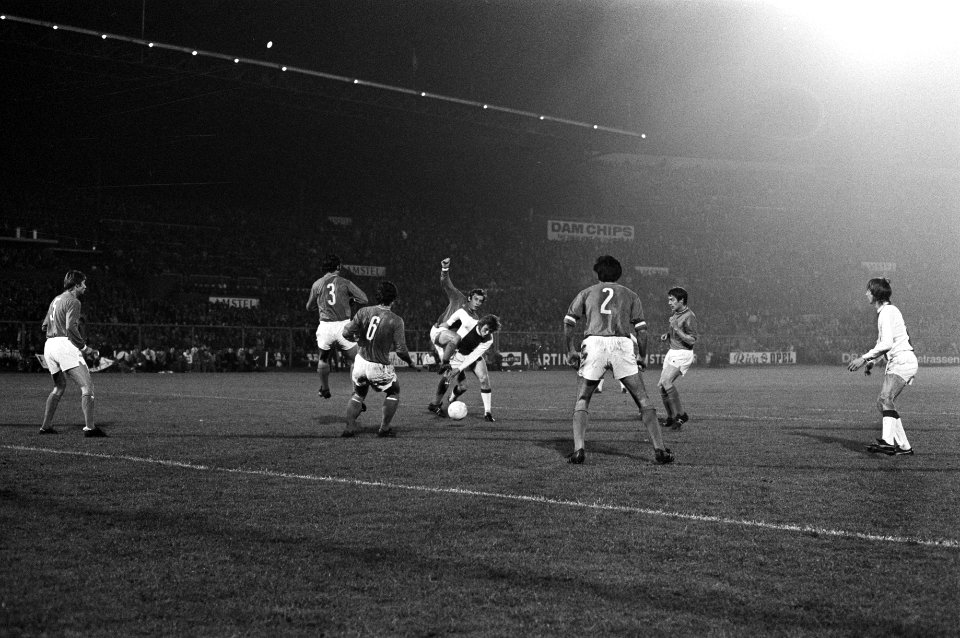 Ajax tegen Olympique Marseille 4-1, Europa Cup I Arie Haan tussen Franse verde…, Bestanddeelnr 925-1037
