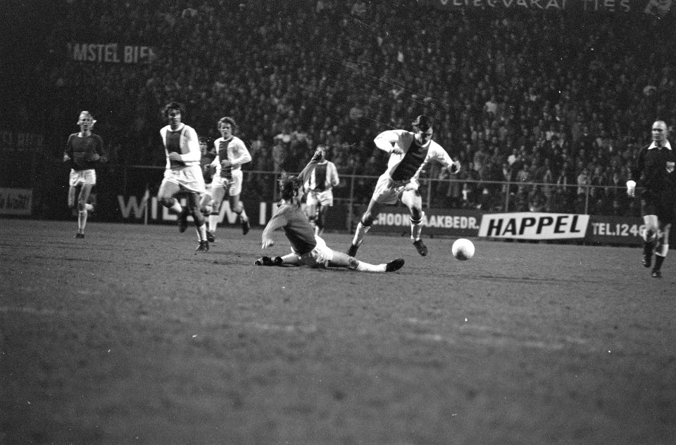 Ajax tegen NEC 1-0, kwartfinale KNVB beker , Cruijff (r) in actie, Bestanddeelnr 925-4938