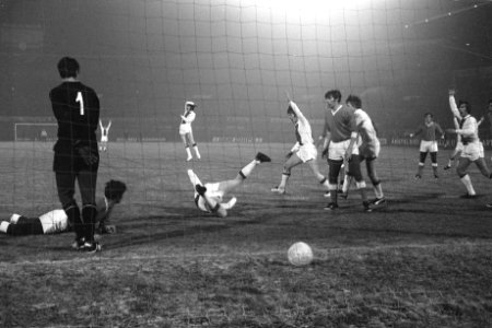 Ajax tegen Napoli 4-0. Sjaak Swart scoort 1-0, links keeper Zoff, midden op de g, Bestanddeelnr 923-1780