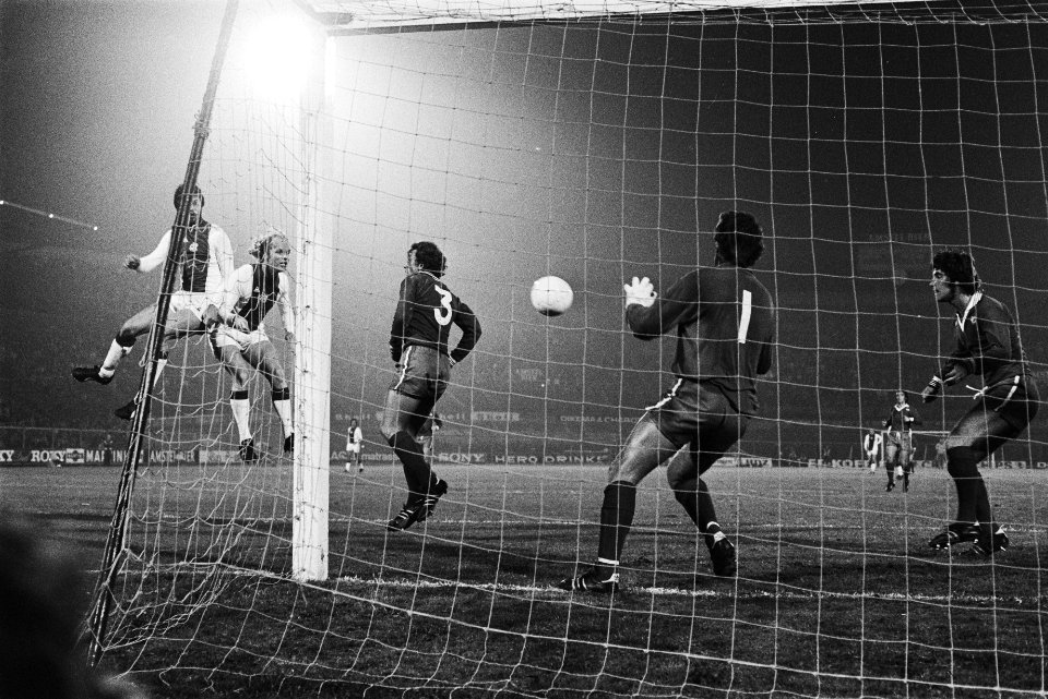 Ajax tegen Manchester United UEFA, Krol scoort 1-0, Bestanddeelnr 928-7825