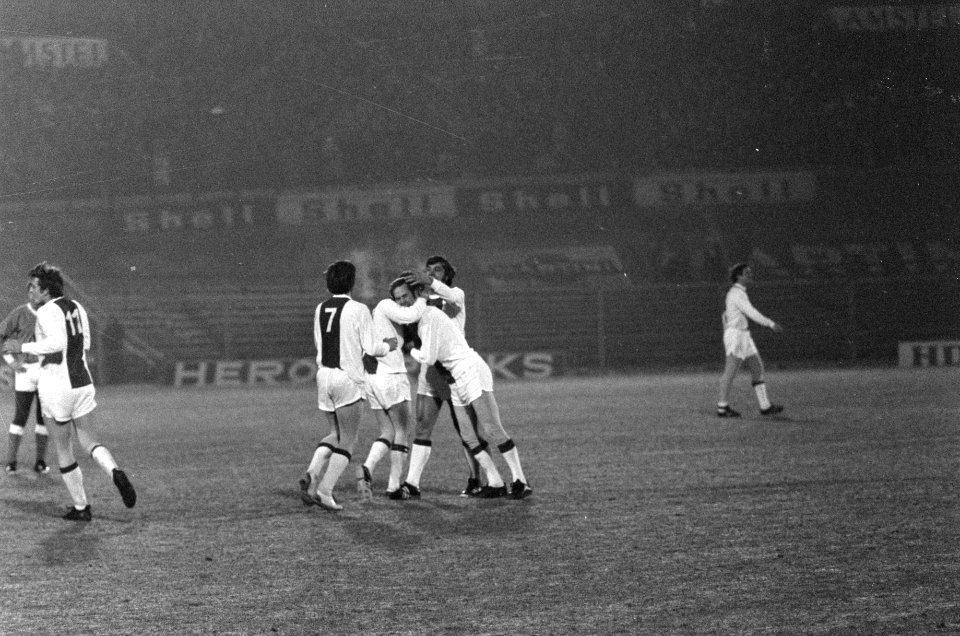 Ajax tegen Napoli 4-0. Suurendonk wordt omhelsd door Krol en Mühren (slecht), Bestanddeelnr 923-1779