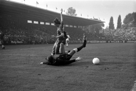 Ajax tegen NEC 2-0, Cruijff in duel met keeper De Bree, Bestanddeelnr 925-0041