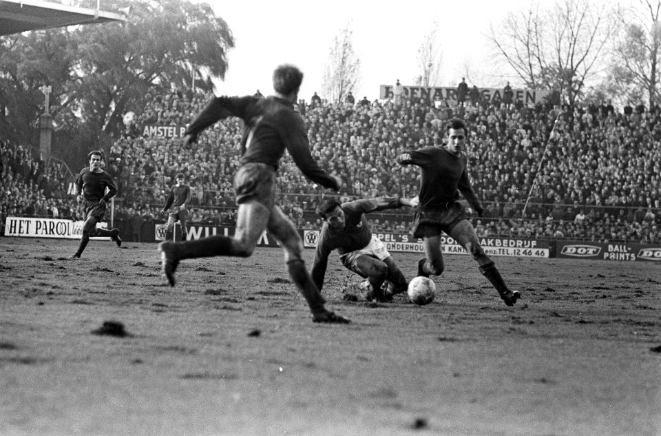 Ajax tegen NEC 9-1. Cruijff wordt hier aan zijn broekje vastgehouden, Bestanddeelnr 920-8349