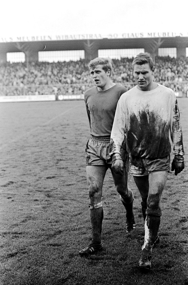 Ajax tegen NEC 9-1. Piet Keizer (links) en keeper de Bree na de strijd, Bestanddeelnr 920-8352