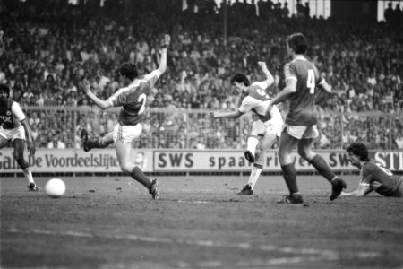 Ajax tegen PSV 1-0 Van Basten maakt 1-0, Van Basten juichend, Bestanddeelnr 932-9409