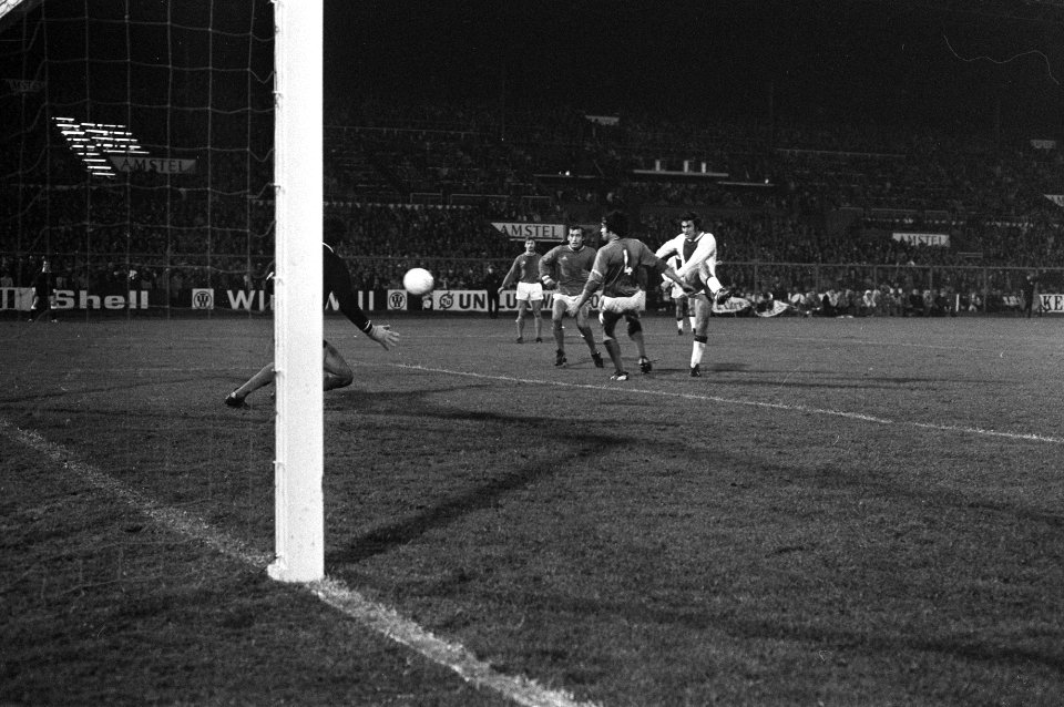 Ajax tegen Olympique Marseille 4-1, Europa Cup I , Swart (r) scoort tweede doelp, Bestanddeelnr 925-1031
