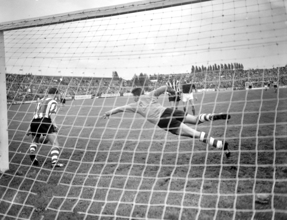 Ajax tegen PSV 0-0, vlnr back Renders, keeper Bekkeri Brusselers en H Groot, Bestanddeelnr 911-5629