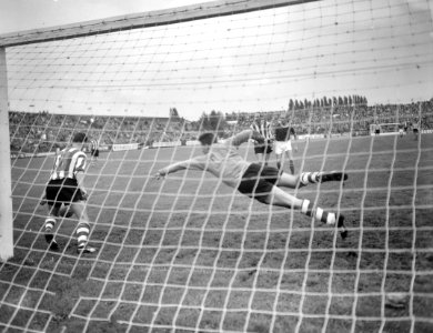 Ajax tegen PSV 0-0, vlnr back Renders, keeper Bekkeri Brusselers en H Groot, Bestanddeelnr 911-5629