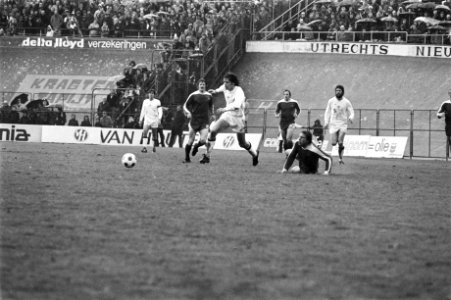 Ajacied Johan Zuidema steekt het FC Utrecht-middenveld over., Bestanddeelnr 929-1068