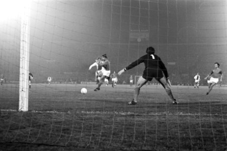 Ajax tegen Olympique Marseille 4-1, Europa Cup I . Piet Keizer in actie, Bestanddeelnr 925-1039
