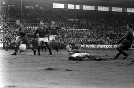 Ajax tegen NEC 9-1. Bennie Muller (geheel rechts) scoort. NEC spelers Ger Donne, Bestanddeelnr 920-8350