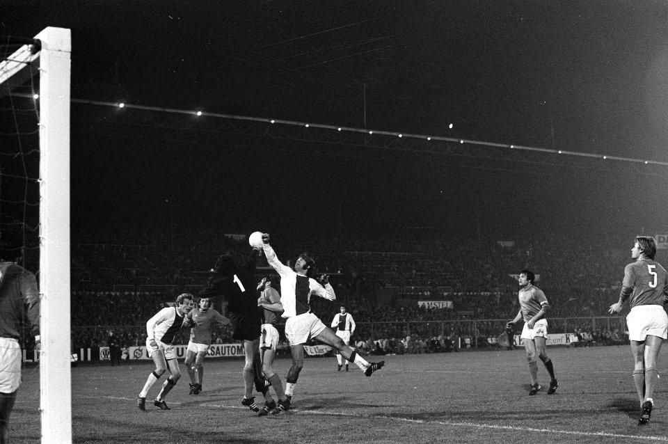Ajax tegen Olympique Marseille 4-1, Europa Cup I , Hulshoff probeert met hand te, Bestanddeelnr 925-1028