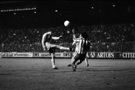 Ajax tegen Olympiakos 0-0 ( Europa Cup I ). Van Basten in duel met Papadopoulos, Bestanddeelnr 932-6994