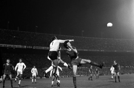 Ajax tegen PSV 1-2 (halve finale KNVB), Stuy (l) en Lubse (r) in duel, Bestanddeelnr 927-1055