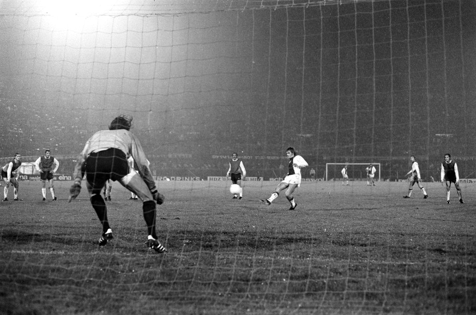 Ajax tegen PSV 1-1, nummer 33 Rep neemt penalty, nummer 3 keeper Van Beveren hee, Bestanddeelnr 926-7608