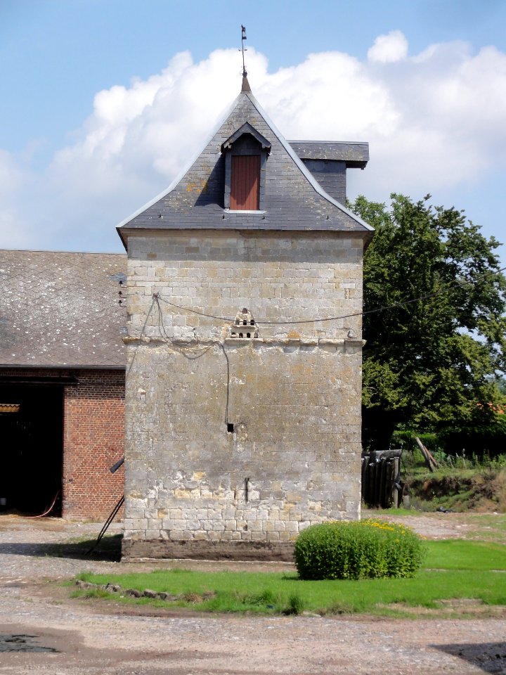 Aisonville-et-Bernoville (Aisne) tour-pigeonnier