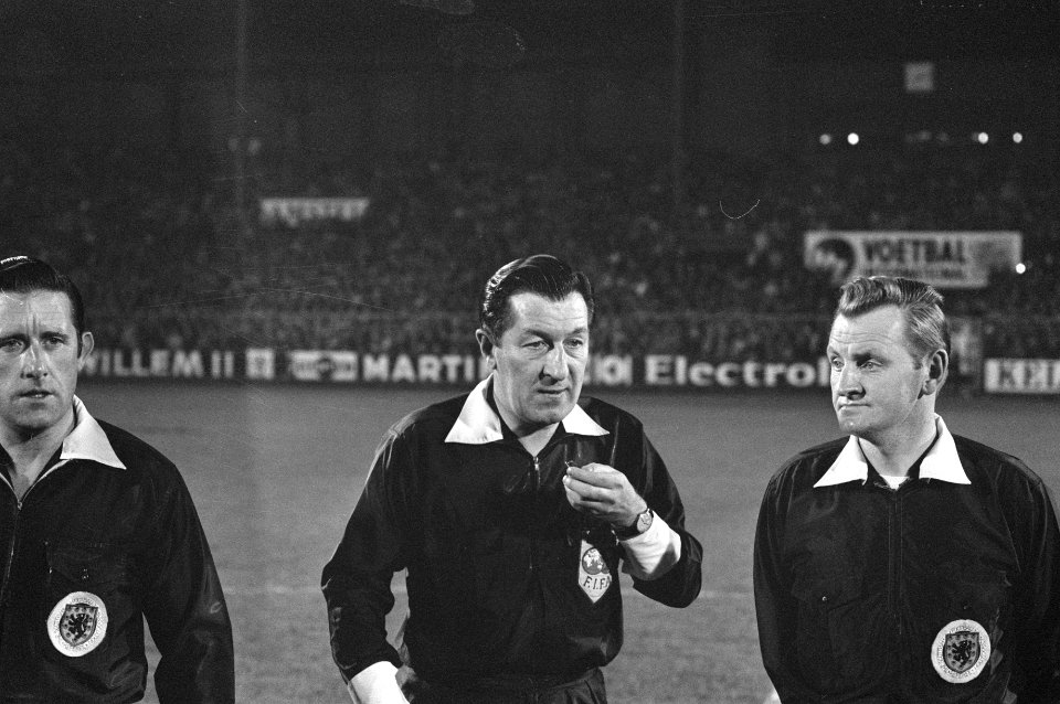 Ajax tegen Olympique Marseille 4-1, Europa Cup I , scheidsrechter A. McKenzie (S, Bestanddeelnr 925-1038