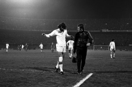 Ajax tegen PSV 1-2 (halve finale KNVB), Hulshof verlaat het veld, Bestanddeelnr 927-1057