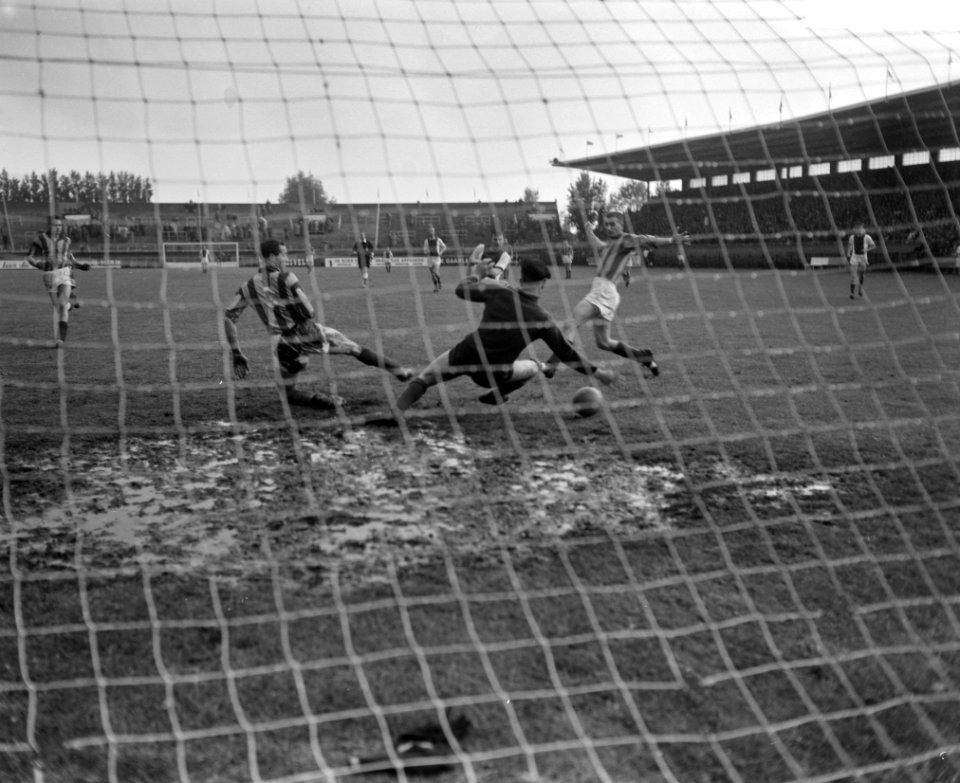 Ajax tegen Noad 3-0 Ko Prins , Simons, Groot, Onderstal, Bestanddeelnr 912-5283