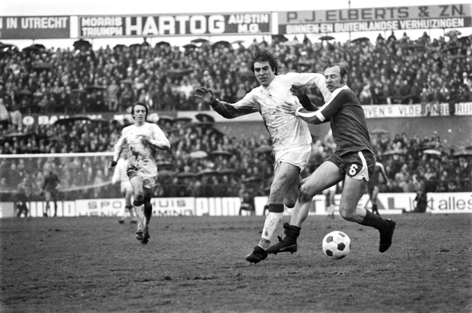 Ajacied Johnny Dusbaba (l) wordt van de bal gezet door Marco Cabo, Bestanddeelnr 929-1066