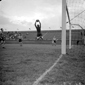 Ajax tegen Neptunus 0-1. Keeper Wim Landman (Ajax) springt boven tribune uit, Bestanddeelnr 902-4781