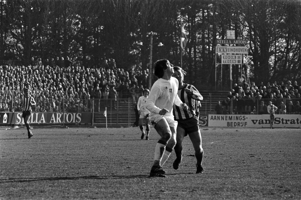 Ajacied Schoenaker kopt in, rechts van hem Dijkstra, Bestanddeelnr 929-0487