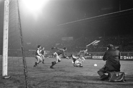 Ajax - Arsenal, 1-0. Halve finale Jaarbeursstedenbeker.Johan Cruijff (rechts) in, Bestanddeelnr 923-4431