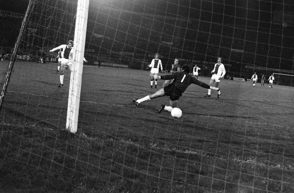 Ajax tegen Basel 3-0 om Europa Cup I Keizer (links) scoort eerste doelpunt, Bestanddeelnr 923-9449
