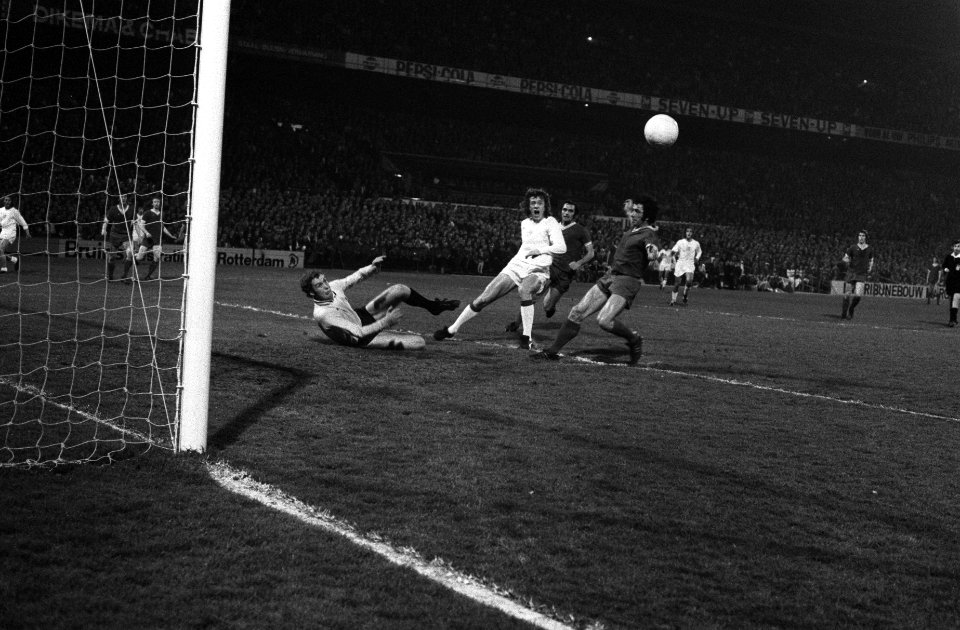 Ajax tegen PSV 1-2 (halve finale KNVB), Haan (rechts), doelman Van Gerven op de , Bestanddeelnr 927-1058