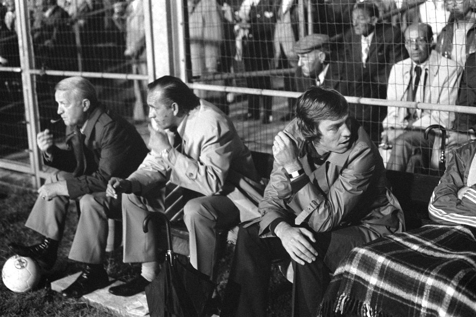 Ajax tegen Bayern Munchen 2-1, Jan Mulder (rechts) op reservebank, links van hem, Bestanddeelnr 925-7949