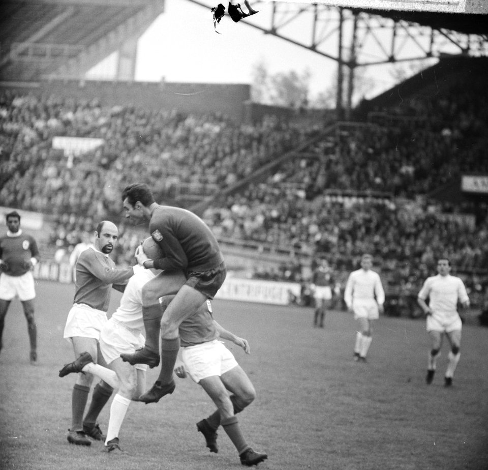 Ajax tegen Benfica 2-1, Costa Pereira (keeper) vangt bal voor aanstormende Nunin, Bestanddeelnr 917-7442