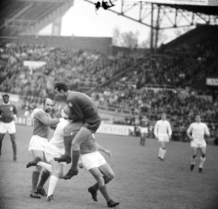 Ajax tegen Benfica 2-1, Costa Pereira (keeper) vangt bal voor aanstormende Nunin, Bestanddeelnr 917-7442