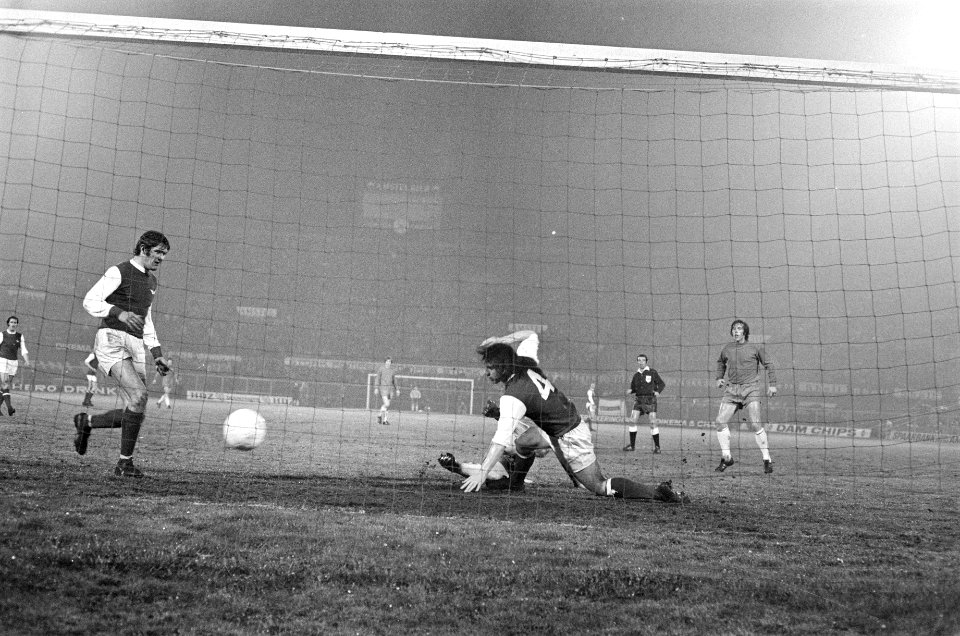 Ajax - Arsenal, 1-0. Halve finale Jaarbeursstedenbeker. Gerrie Mühren scoort 1-0, Bestanddeelnr 923-4430