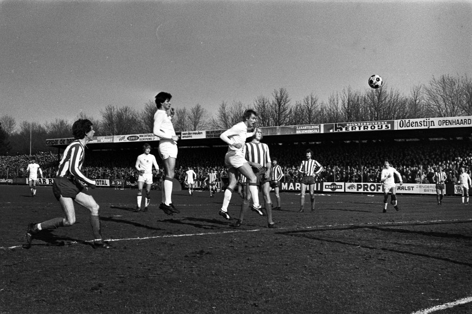 Ajacied Schoenaker kopt in, rechts van hem Dijkstra, Bestanddeelnr 929-0486