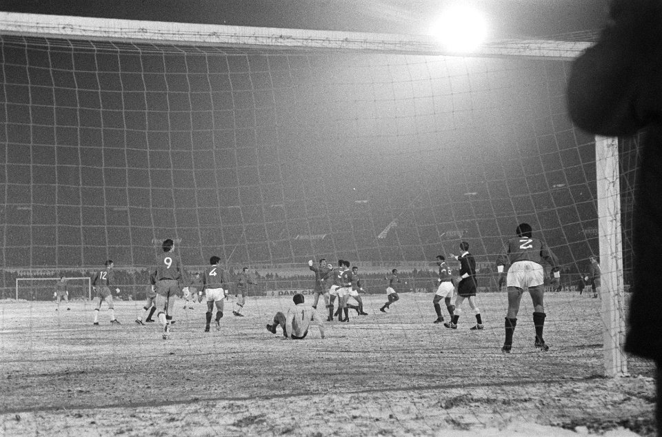 Ajax tegen Benfica 1-3, (kwartfinale Europacup I ) aanval Ajax, Bestanddeelnr 922-0981