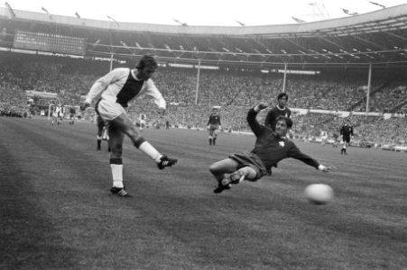 Ajacied Johan Neeskens schiet op het Griekse doel, Bestanddeelnr 924-6086